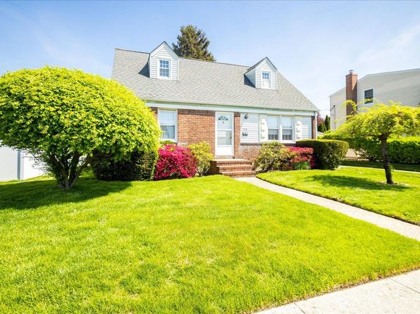948 Center Drive, Franklin Square, NY 11010