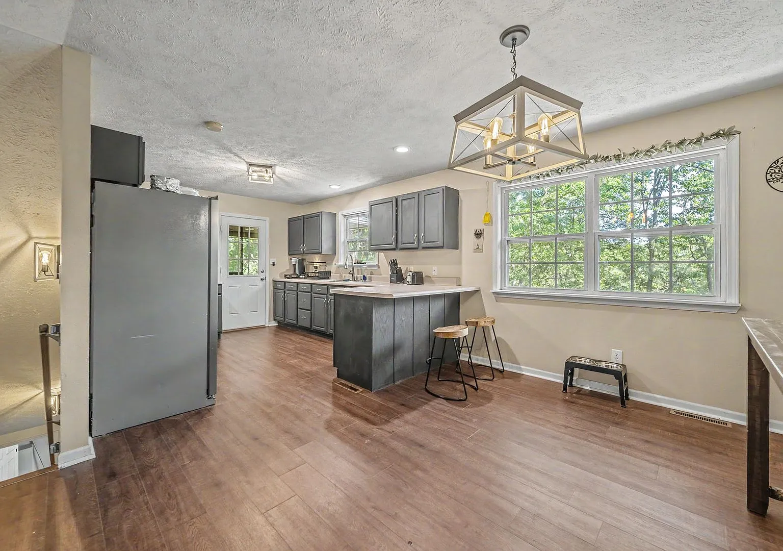 Large home with a pool table! — Photo 4