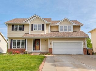 9217 Ridgeview Dr, Johnston, IA 50131