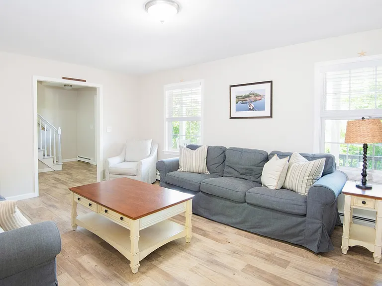 663 Aquidneck Ave — Photo 8
