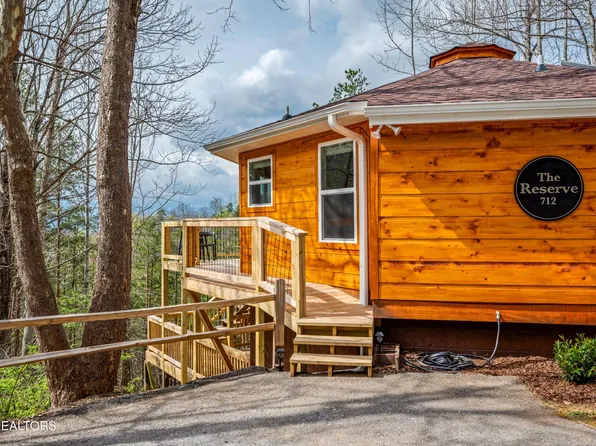 712 Octagon Dr, Gatlinburg, TN 37738