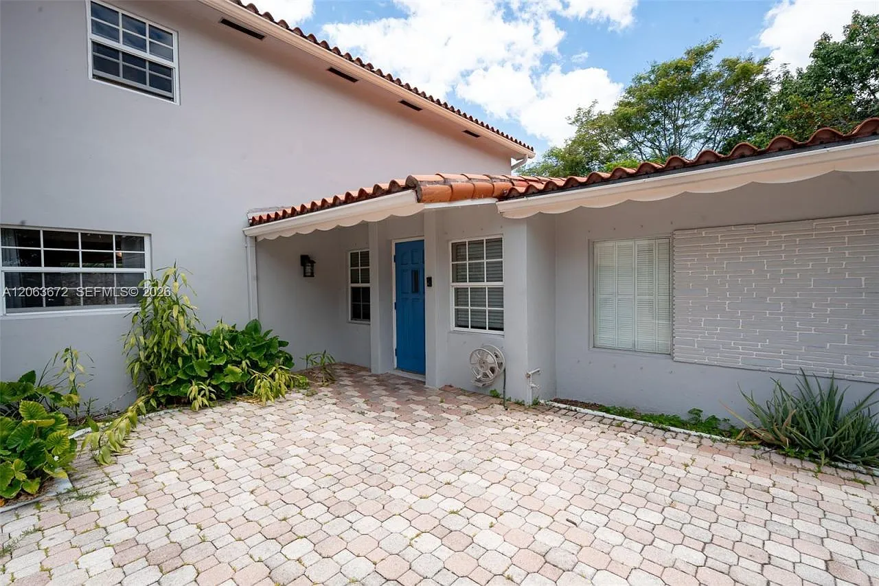 3 bed, 2.0 bath, 3687 sqft, $3,950 — Photo 4