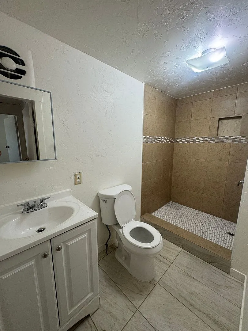 T614 — Photo 3