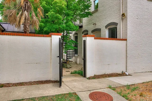 1 bed, 1475 sqft, $2,100 — Photo 2