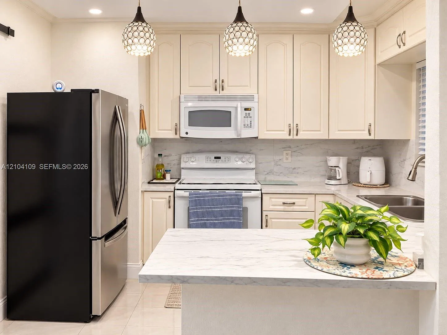 Suzanne Plaza Condo — Photo 2