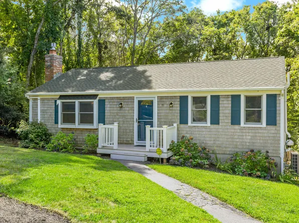 11 Warwick Way, Mashpee, MA 02649