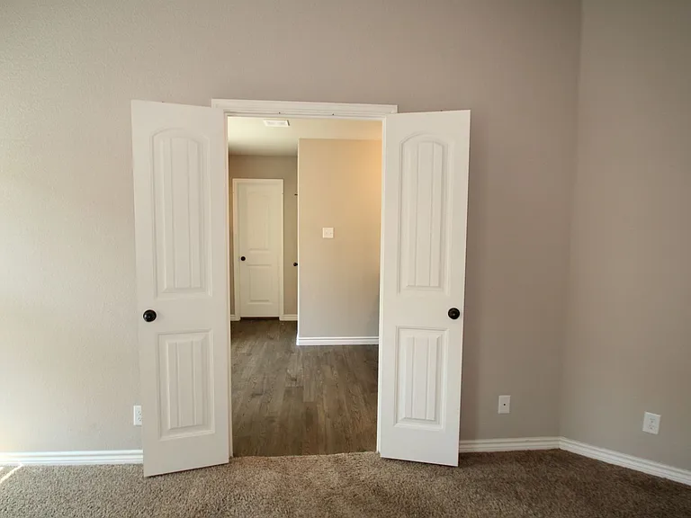 902 Clanton Cv — Photo 16