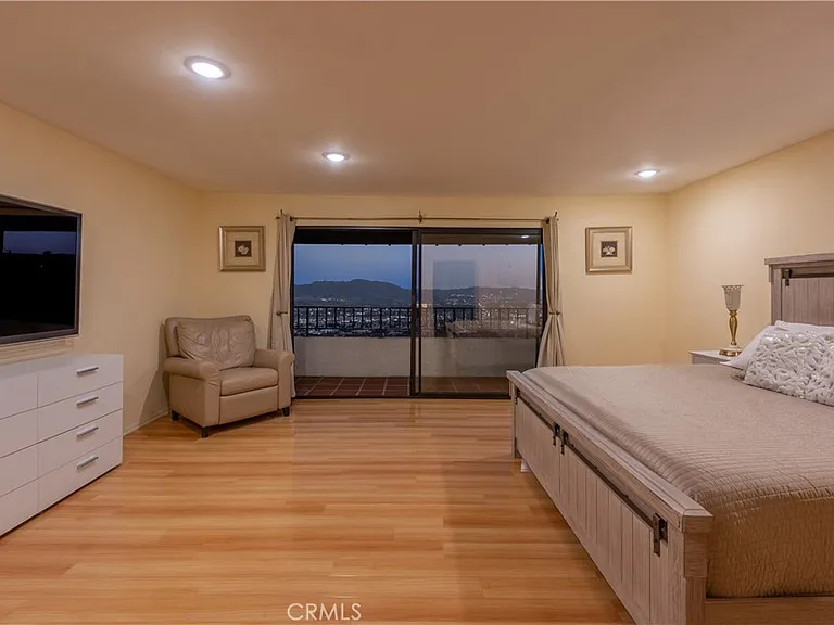 1350 E Tujunga Ave — Photo 34