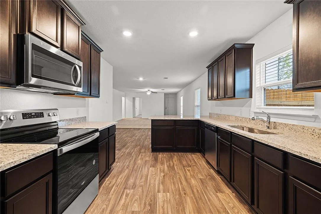 4 bed, 2.0 bath, 1794 sqft, $1,650 — Photo 3