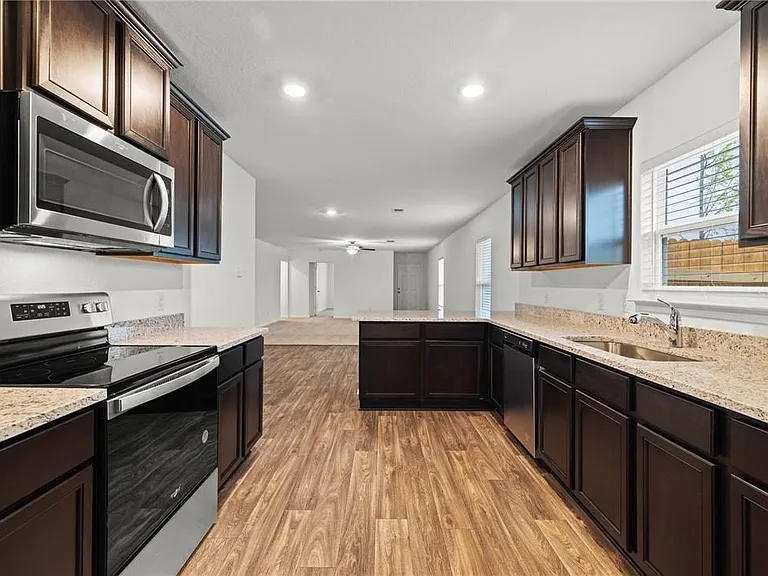 101 Fairfax Ln — Photo 3