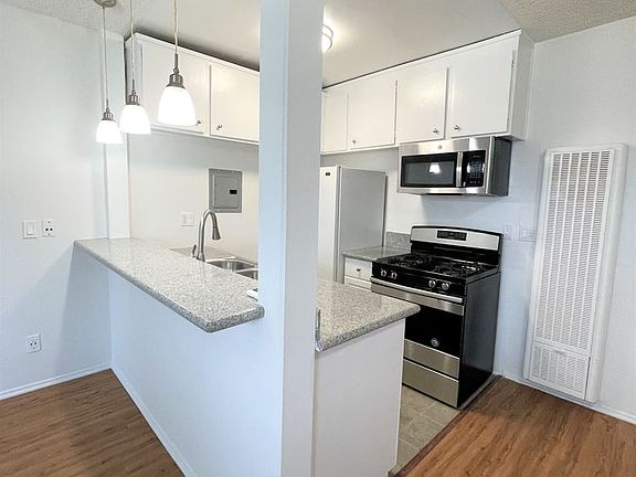 4th image of 15925 Victory Blvd #117201