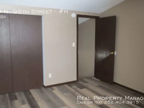 8860 N 95th St, Milwaukee, WI 53224