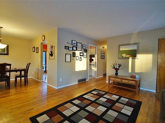 2nd image of 988 Thunderbird Dr