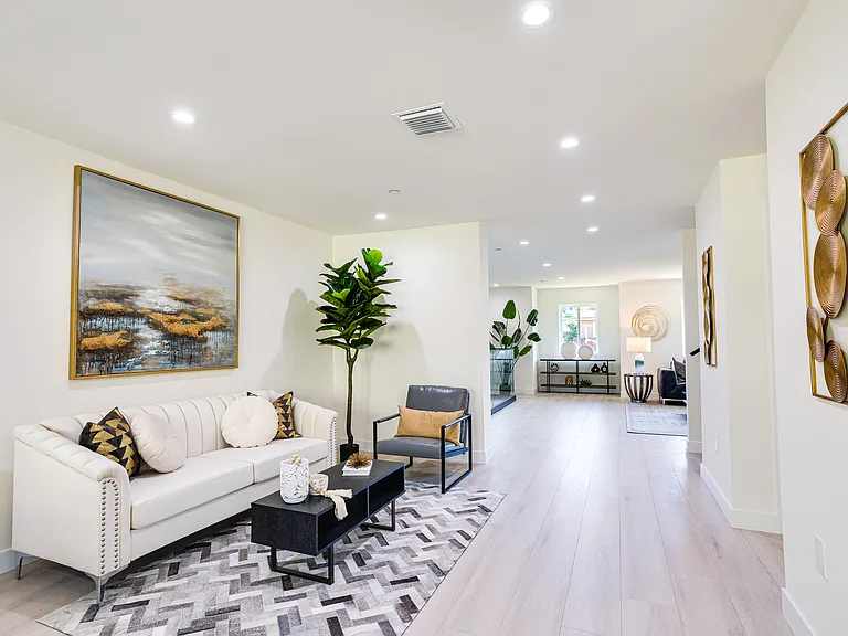 1012 S Mollison Ave — Photo 5