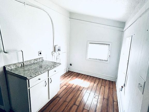3rd image of 1217 W Hayward Ave