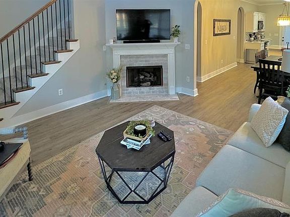 5th image of 325 Kingston Cir