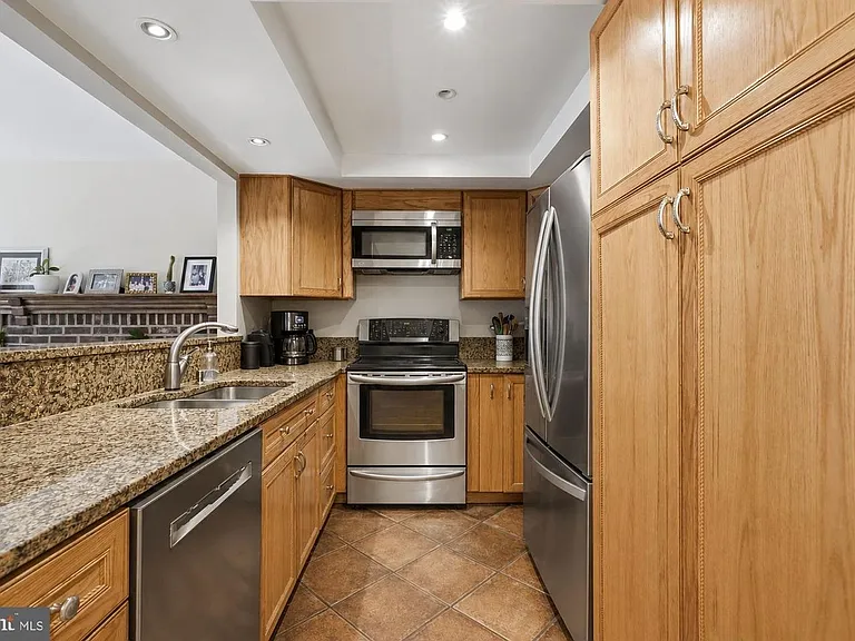 2510C S Walter Reed Dr — Photo 6