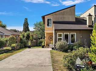 2253 Malaview Ave, Sidney, BC V8L 2E6