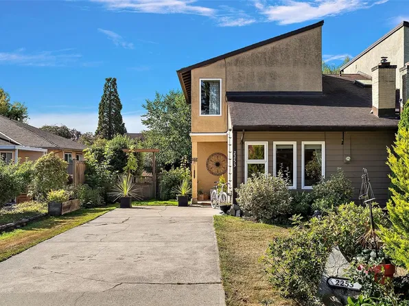 2253 Malaview Ave, Sidney, BC V8L 2E6