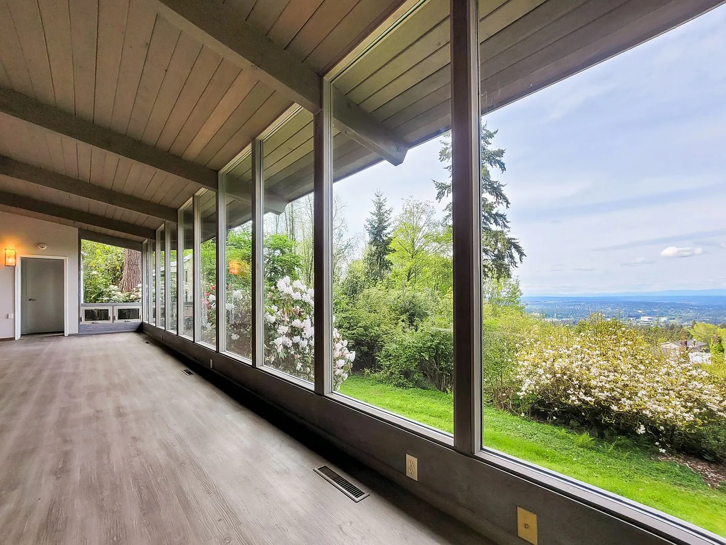 Vintage architectural home looking over Seattle and Bellevue metropolitan skyline. — Photo 3