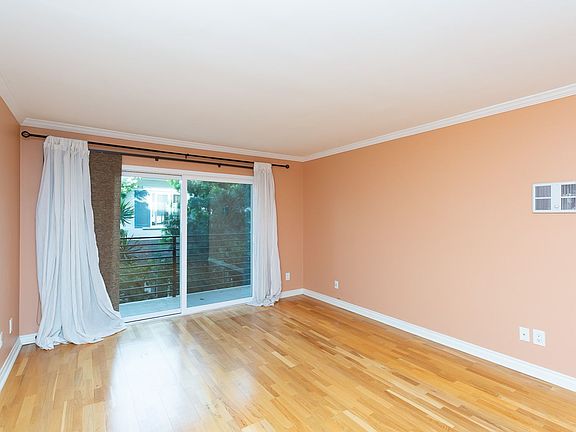 4th image of 4011 Lamont St Unit 2E