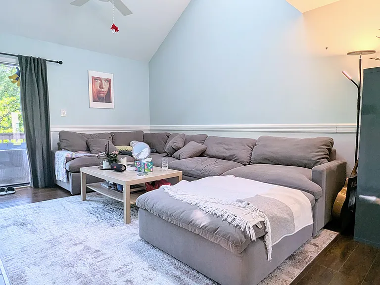 319 W Doral Ct — Photo 4