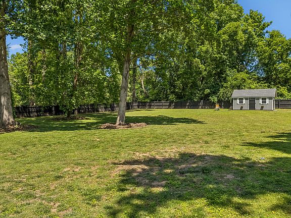 5th image of 720 Shenandoah Dr