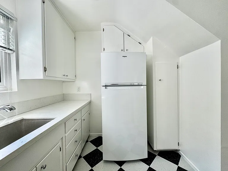 934 N Gardner St #6 — Photo 10