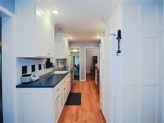 2nd image of 3009 Douglas St