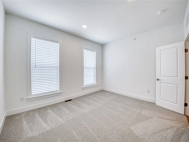 304 Highbridge Ln — Photo 27