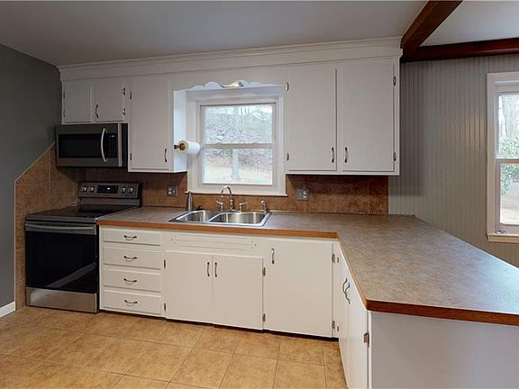 4th image of 15 Grandview Dr