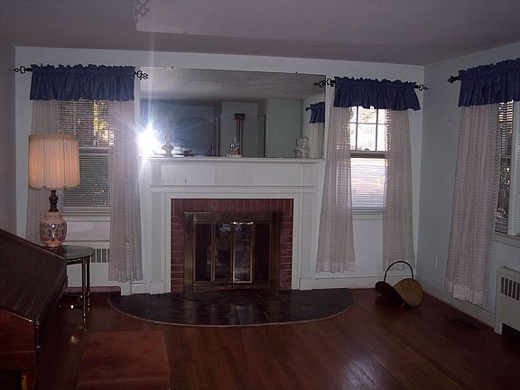 Livingroom w/fireplace