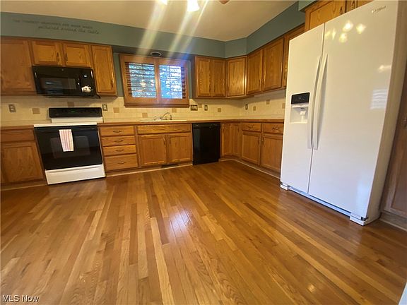 3rd image of 102 Donze Ct
