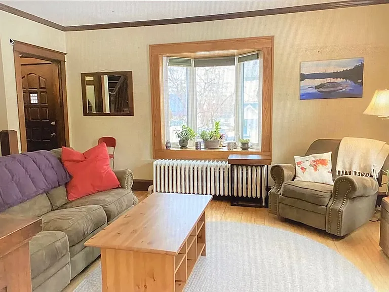 123 E Winona St — Photo 2