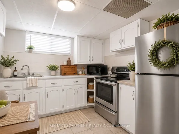 374 Upper Wentworth St W, Hamilton, ON L9A 4T5