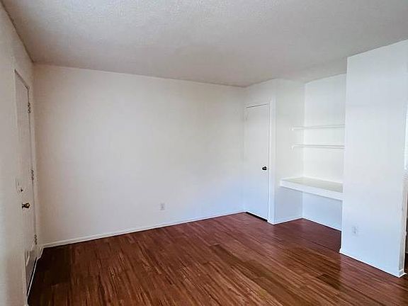 This is what you would see as soon as you walk in this beautiful 1 bedroom 1 bath apartment home as you could see there us a built in desk/shelve that could be really useful.