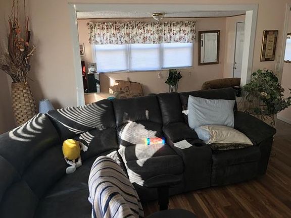Living room facing front 