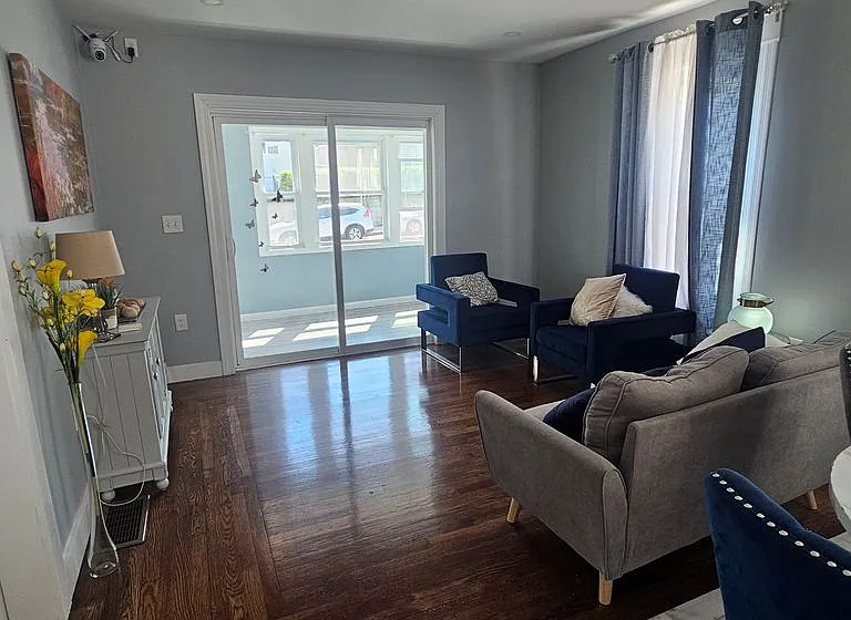 379 University Ave — Photo 8