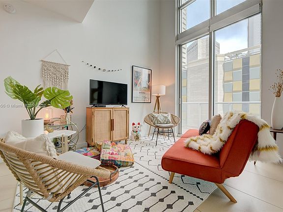 4th image of 300 S Biscayne Blvd #L-428