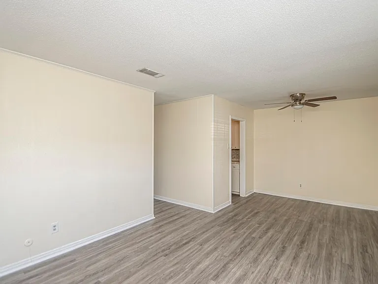 515 Brookside Dr #4 — Photo 3