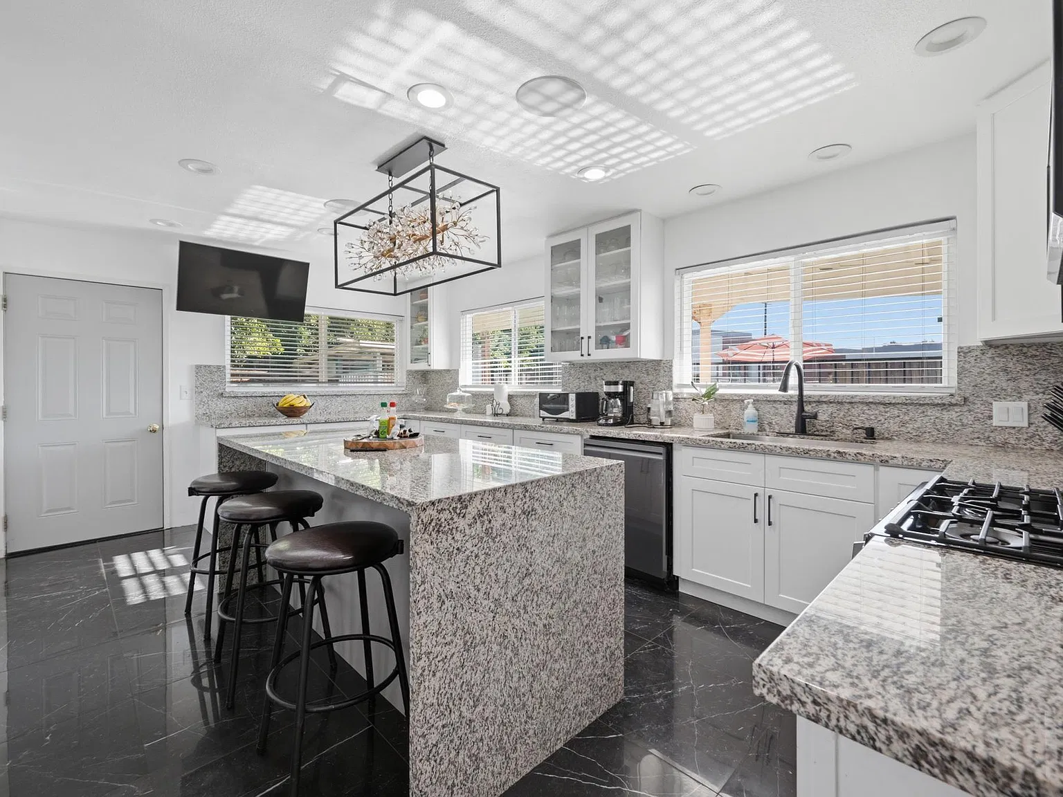 6 bed, 2600 sqft, $6,500 — Photo 4