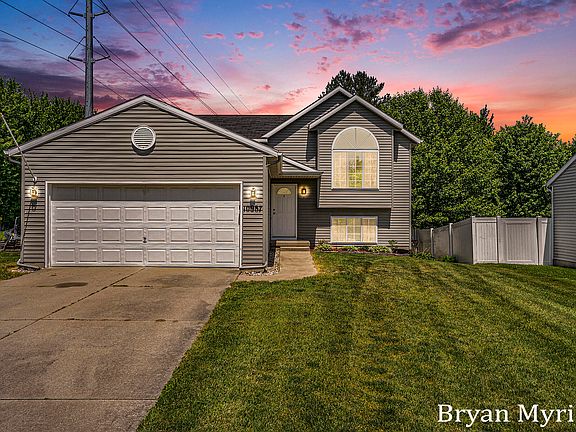 3rd image of 10987 Wood Run Dr