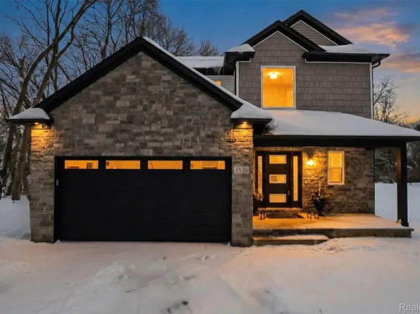 3570 Watkins Lake Rd, Waterford, MI 48328