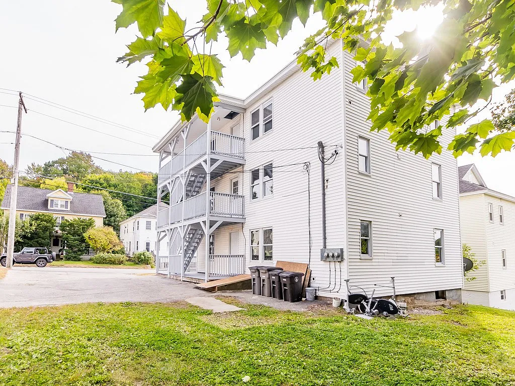 3 bed, 900 sqft, $1,950 — Photo 3