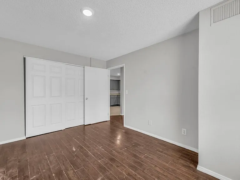 Lakeview Apartments — Photo 21