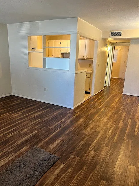 2 bed, 1.0 bath, 800 sqft, $1,590 — Photo 2