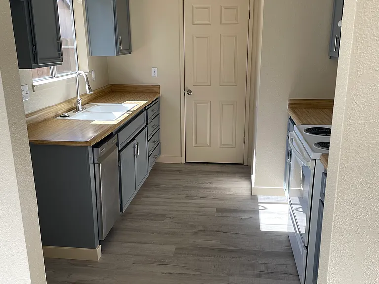 1424 Sylvan Ave — Photo 5