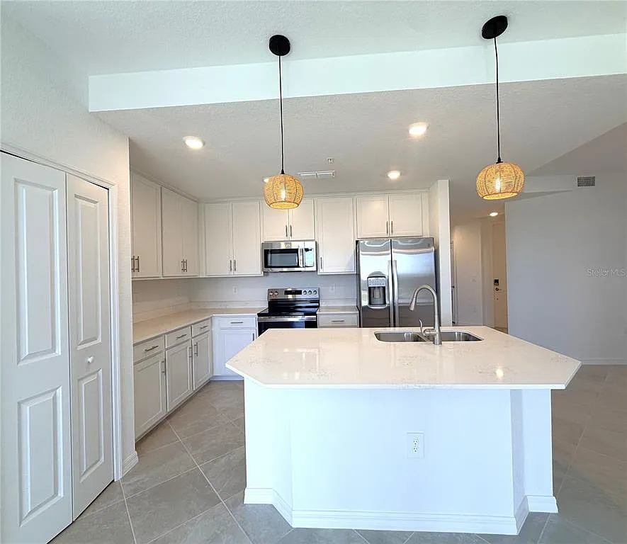 3 bed, 2.0 bath, 1301 sqft, $2,195 — Photo 4