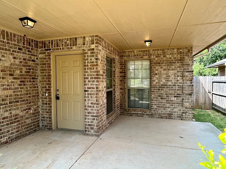 6737 NW 125th Ct — Photo 2