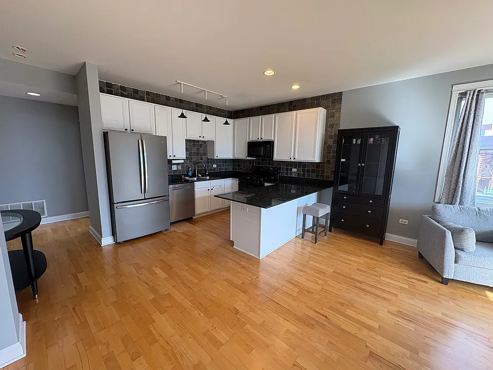 2300 W Saint Paul Ave #302